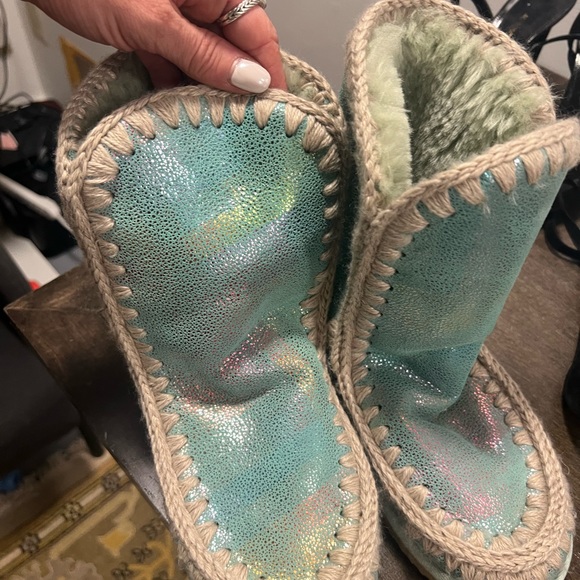 MOU boots sheepskin 🐑 Iridescent size 6.5-7 NWOB - Picture 2 of 4